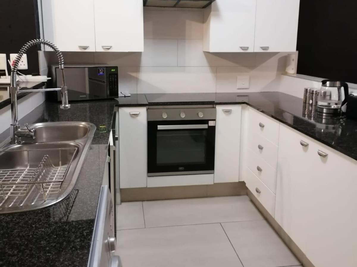 Emabheleni Executive Suites Westpoint Johannesburg Szoba fotó